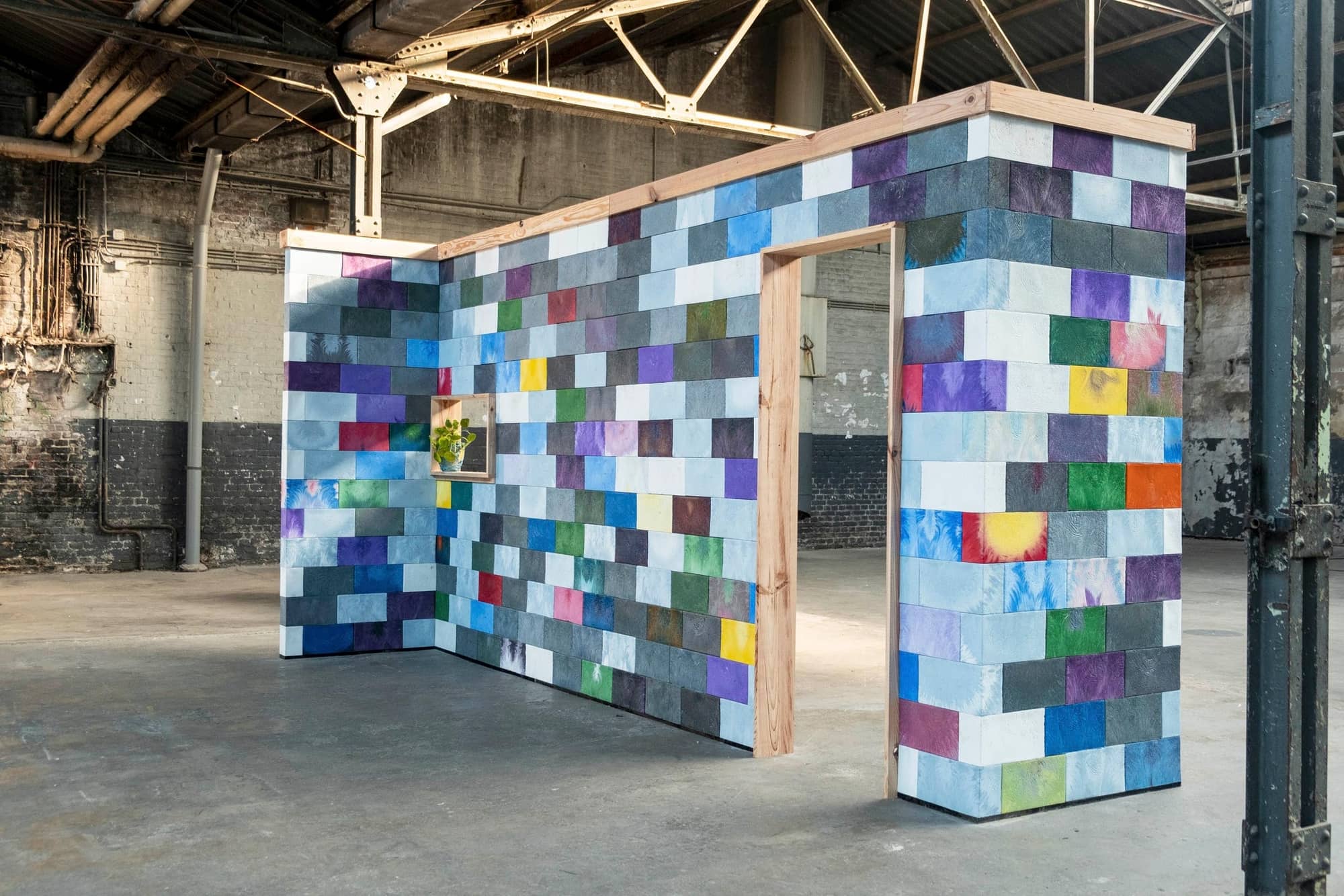 mur de briques fabriquées à partir de plastique recyclé